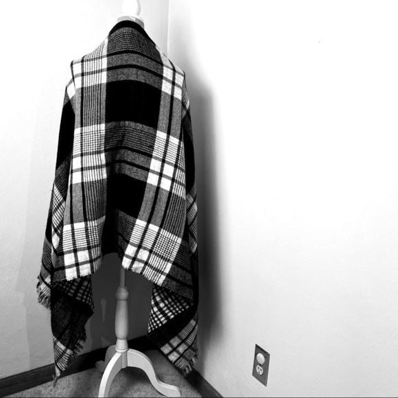 Express Large Plaid/Checkered Black & White Fringed Wrap/Scarf. - Picture 2 of 14